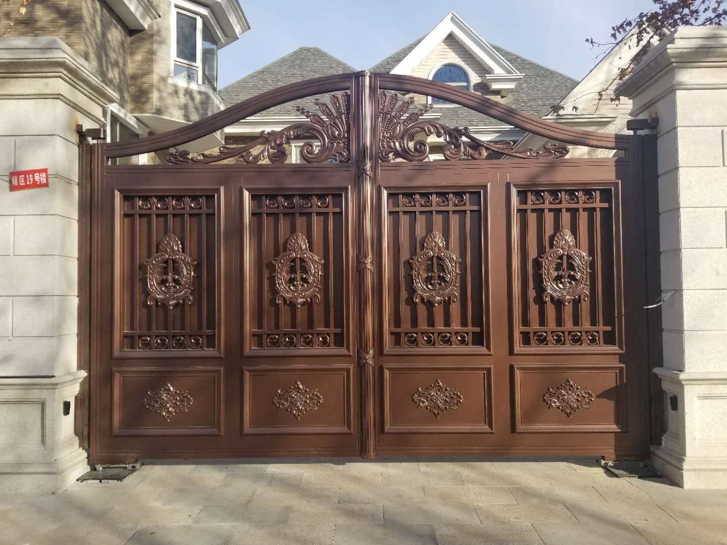 如何設計出適合周圍環(huán)境的別墅大門